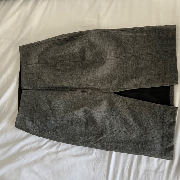 Two piece gray suit - Picture 6 of 6